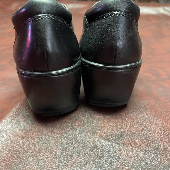 Clarks black leather slip on shoe, size 8 1/2 - Picture 5 of 12